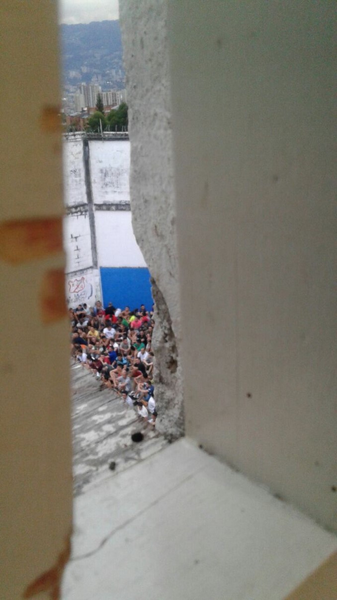 FOTOS: Registran amotinamiento en la cárcel de Itagüí. Varias armas blancas fueron incautadas 7 Registran amotinamiento en la cárcel de Itagüí. Varias armas blancas fueron incautadas