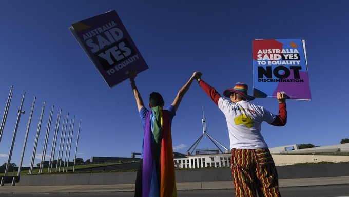 Activistas y voluntarios a favor del matrimonio homosexual participan en una manifestación en Sidney, para pedir a los políticos que aprueben la legislación de igualdad matrimonial en Australia. EFE