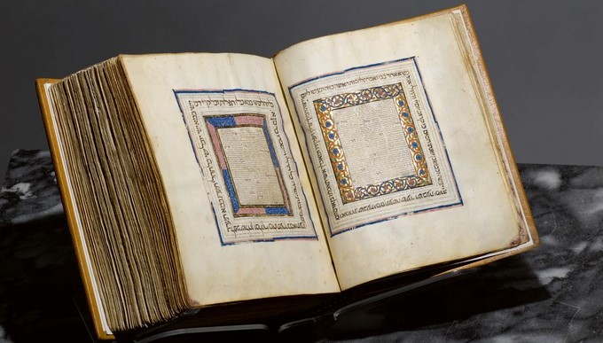Fotografía cedida este miércoles por la casa de subastas Sotheby's de una Biblia hebrea elaborada en Castilla, en la primera mitad del XIV, que iba a ser subastada con otros objetos judaicos pero que fue comprada por el Museo Metropolitano de Arte de Nueva York. EFE