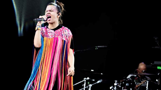 "Everything Now" incluye, además, una parte de rap en español a cargo de la vocalista Li Saumet y el sonido de unos gaiteros para aportar un toque de folk colombiano al resultado. EFE/Archivo