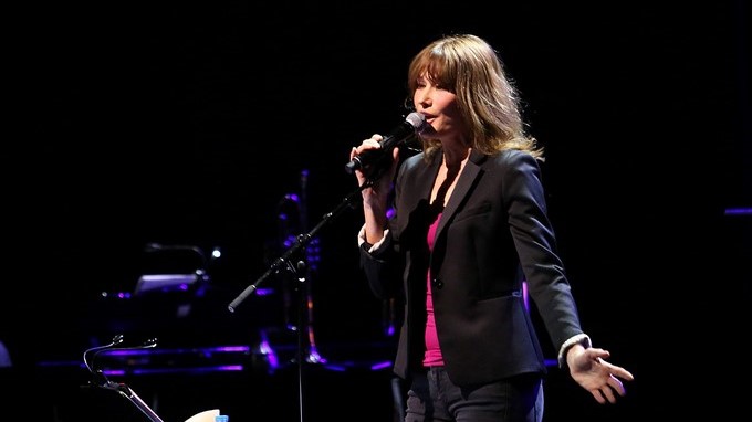 La cantautora italiana-francesa y ex primera dama de Francia, Carla Bruni, actúa durante un concierto en Atenas, Grecia. EFE/Archivo