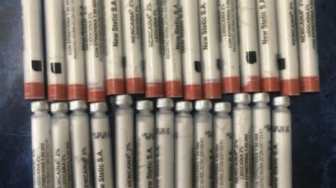 Capturaron a pareja con 28 tubos de cocaína, una pistola y dinero en efectivo