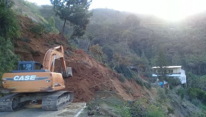 Ingenieros militares apoyaron la remoción del derrumbe en Barbosa