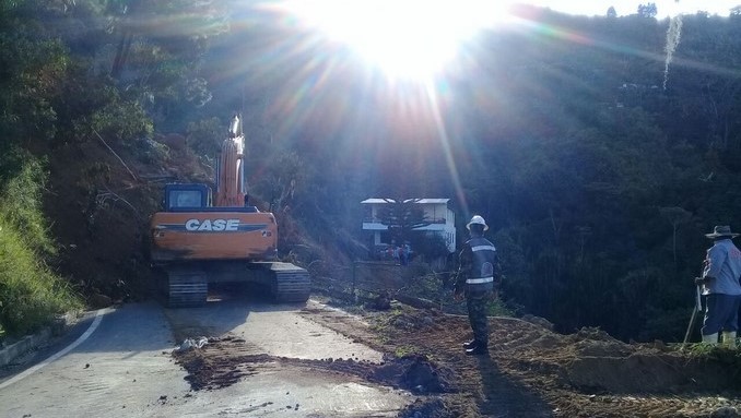 Ingenieros militares apoyaron la remoción del derrumbe en Barbosa