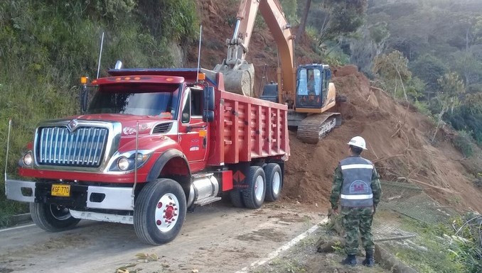 Ingenieros militares apoyaron la remoción del derrumbe en Barbosa
