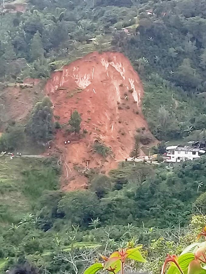 Habitantes de vereda en Barbosa denuncian que están incomunicados por derrumbe