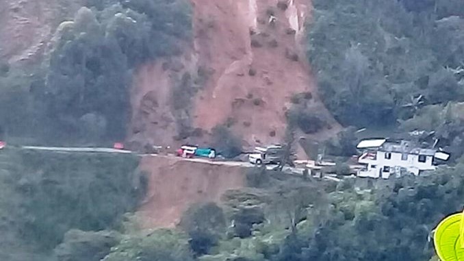 Habitantes de vereda en Barbosa denuncian que están incomunicados por derrumbe