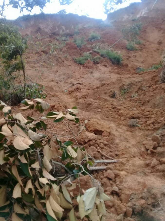 Habitantes de vereda en Barbosa denuncian que están incomunicados por derrumbe