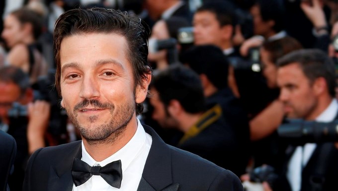 El actor mexicano Diego Luna posa a su llegada para la ceremonia por el Aniversario 70 del Festival de Cine de Cannes. EFE/Archivo