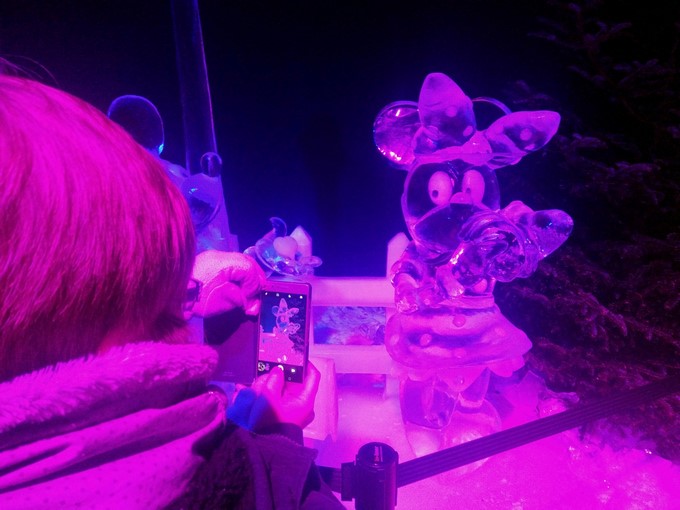 La ciudad belga de Lieja dedica estas Navidades una exposición de esculturas congeladas a los universos creativos de las factorías cinematográficas de Disney, Marvel, Pixar y Star Wars en la que se han empleado 600 toneladas de hielo. EFE