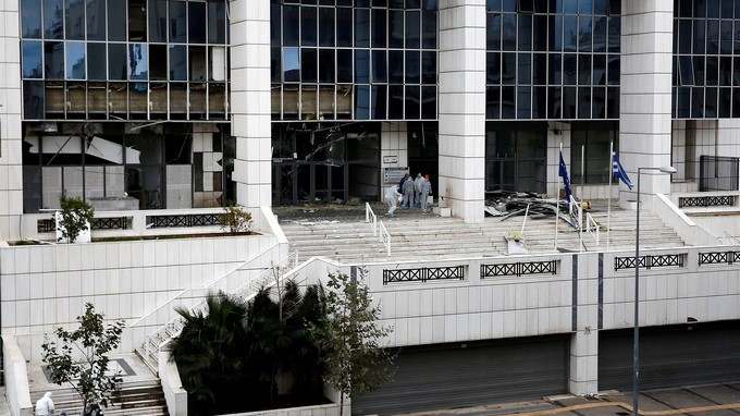 Policías recaban pruebas después de que un artefacto explosivo estallase esta madrugada ante el Tribunal de Apelaciones de Atenas, Grecia. EFE