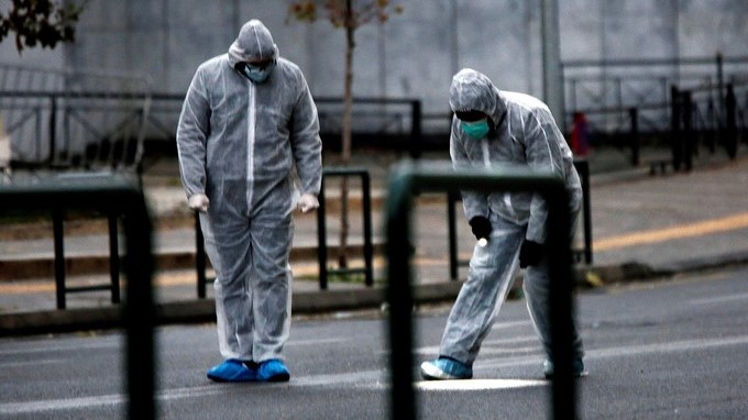 Policías recaban pruebas después de que un artefacto explosivo estallase esta madrugada ante el Tribunal de Apelaciones de Atenas, Grecia. EFE