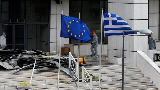 Policías recaban pruebas después de que un artefacto explosivo estallase esta madrugada ante el Tribunal de Apelaciones de Atenas, Grecia, hoy 22 de diciembre de 2017. EFE