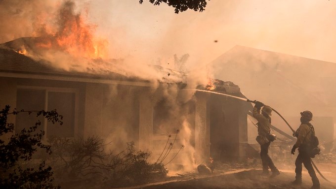 Ese fuego, contenido ahora en un 20 por ciento pero que ha destruido casi 800 edificios y dañado otros 200 desde que comenzó el 4 de diciembre, amenaza aún a otras 18.000 estructuras en la zona debido a la intensidad de los vientos de Santa Ana, que no amainarán al menos hasta el miércoles. EFE/Archivo