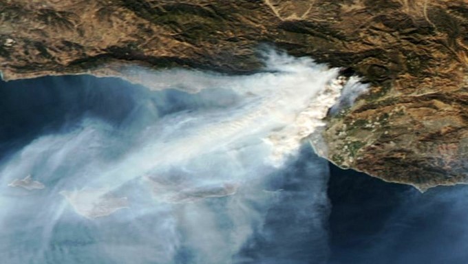 Imagen facilitada por la NASA hoy, 7 de diciembre de 2017, que muestra los incendios que afectan el sur de California en Estados Unidos, el 6 de diciembre de 2017. EFE/Nasa