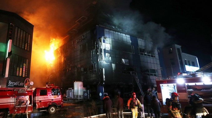 Efectivos de los bomberos trabajan en la extinción de un fuego en un centro deportivo en Jecheon (Corea del Sur) este 21 de diciembre. EFE