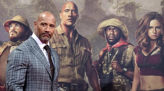 El actor estadounidense Dwayne Johnson posa a su llegada al estreno de "Jumanji: bienvenido a la jungla" en el Sony Center de Berlín, Alemania, el 6 de diciembre del 2017. EFE/Archivo