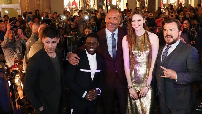 Nick Jonas, Kevin Hart, Dwayne Johnson, Karen GillaN y Jack Black durante el estreno de "Jumanji: Bienvenido a la Jungla" en Los Ángeles (EE.UU.). EFE