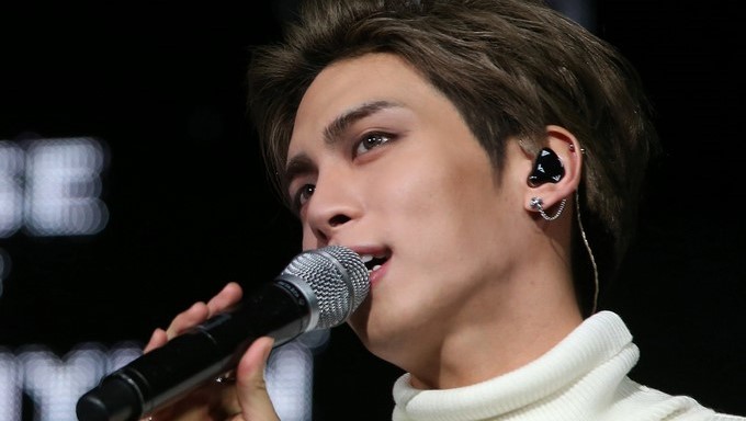 Fotografía de Kim Jong-hyun, conocido como Jonghyun, del grupo de K-pop SHINee, durante un concierto. Jonghyun, integrante de la banda de chicos más grande de Corea del Sur, SHINee, murió el 18 de diciembre de 2017, en un aparente suicidio. EFE
