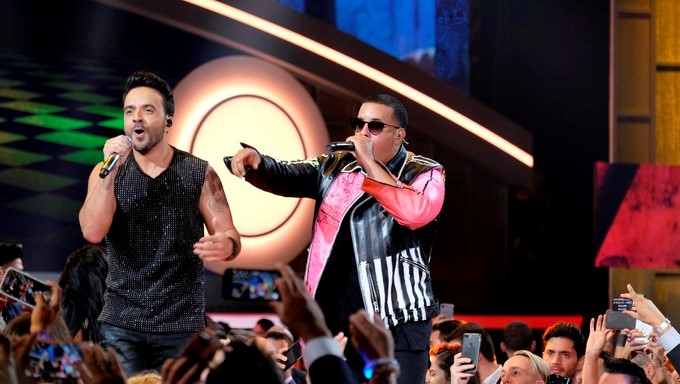 Imagen de archivo del cantante Luis Fonsi (i) y Daddy Yankee (d). EFE/Archivo