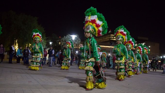 Danzantes aztecas ofrecen bailes tradicionales durante la noche del lunes 11 de diciembre de 2017, en frente de la Catedral de Los Ángeles, California (Estados Unidos). EFE/Arquidiócesis de Los Ángeles