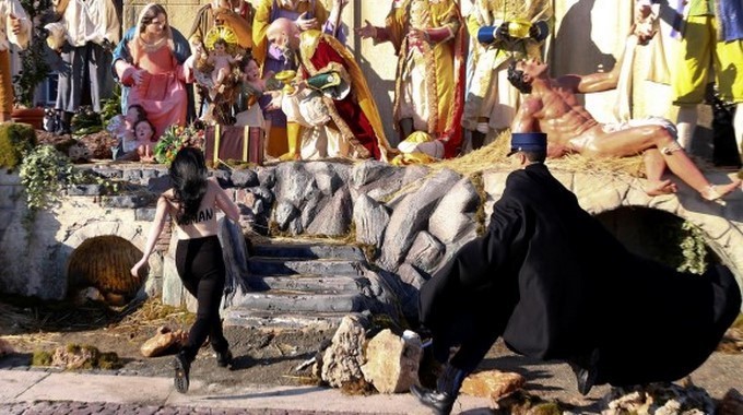 EN VIDEO: Una mujer con los senos al aire intentó robarse el “niño Jesús” del Vaticano