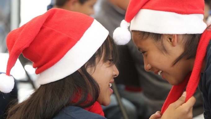 Una mujer y su hija pasean por el Zócalo este viernes, 22 de diciembre de 2017, en Ciudad de México (México). La navidad no es todo felicidad. Para muchas personas constituye una temporada de depresión, tristeza y aislamiento que les impide disfrutar, por lo que resulta todo un reto superar esos sentimientos de abatimiento. EFE