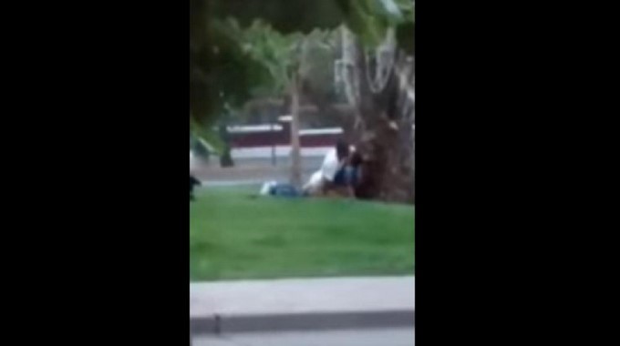 EN VIDEO: En pleno parque tuvieron sexo hasta que los regañó el vigilante