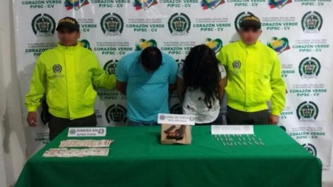 Capturaron a pareja con 28 tubos de cocaína, una pistola y dinero en efectivo