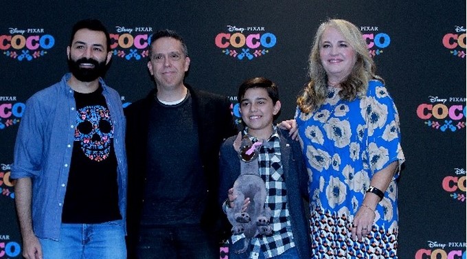 Los directores Adrián Molina (i) y Lee Unkrich (2i), el niño Luis Ángel Gómez (2d) y la productora Darla Anderson (d) posan durante una conferencia de prensa para la presentación de la película "Coco". EFE/Archivo