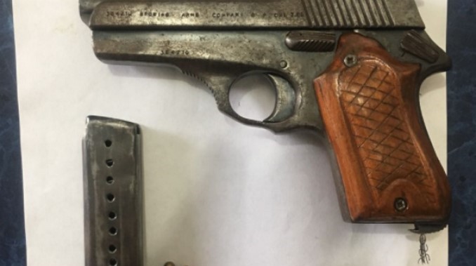 Capturaron a pareja con 28 tubos de cocaína, una pistola y dinero en efectivo