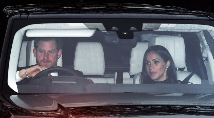El príncipe Enrique del Reino Unido (i), y su prometida, la estadounidense Meghan Markle (d), llegan a la tradicional comida navideña celebrada en el Palacio de Buckingham, Londres (Reino Unido) hoy, 20 de diciembre de 2017. EFE