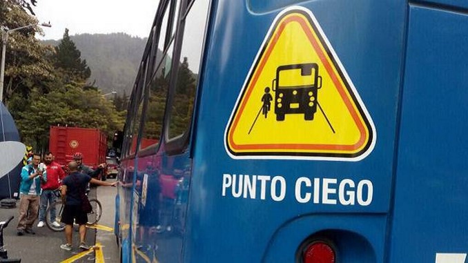 Inició la marcación de 'puntos ciegos' en los buses del SITP para proteger a los ciclistas y motociclistas