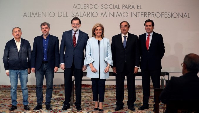 Rajoy firma acuerdo social para subida del SMI