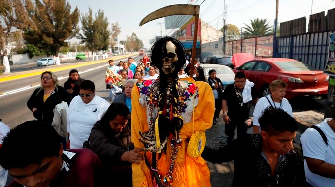 Devotos visitan hoy, jueves 28 de diciembre de 2017, el templo de la Santa Muerte de Tultitlán, en el céntrico Estado de México, que cumple diez años de rendir culto a la imponente figura que domina el espacio, la imagen de la "Niña blanca" más grande del mundo, con 22 metros de altura y seis metros de base. EFE