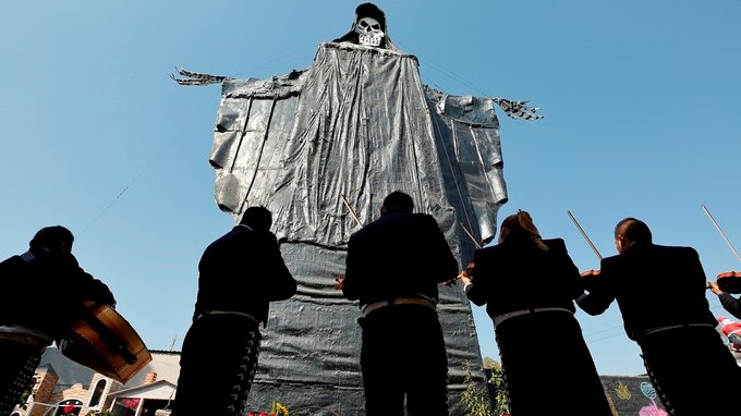 Un grupo de mariachis toca hoy, jueves 28 de diciembre de 2017, en el templo de la Santa Muerte de Tultitlán, en el céntrico Estado de México, que cumple diez años de rendir culto a la imponente figura que domina el espacio, la imagen de la "Niña blanca" más grande del mundo, con 22 metros de altura y seis metros de base. EFE