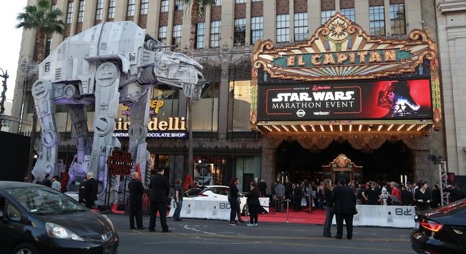 "Star Wars: The Last Jedi", la película más taquillera de 2017 1 Aficionados a la saga "Star Wars" asisten al estreno de "Star Wars: The Last Jedi" ayer 14 de diciembre de 2017, en el Teatro Chino TCL de Hollywood (EE.UU.). EFE