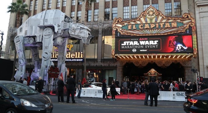 Aficionados a la saga "Star Wars" asisten al estreno de "Star Wars: The Last Jedi" ayer 14 de diciembre de 2017, en el Teatro Chino TCL de Hollywood (EE.UU.). EFE