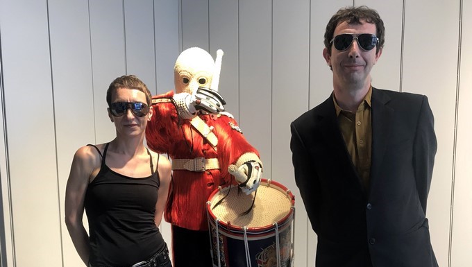 El dúo artístico compuesto por la ucraniana Mariana Fantich (i) y el británico Dominic Young posan junto a la obra de arte titulada "El Baterista" que forma parte de su instalación "Apex Predator" en la galería Barrett Barrera Projects del barrio de Wynwood en Miami, Florida (Estados Unidos). EFE