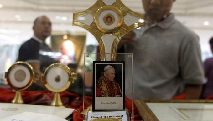 Filipinos observan reliquias del papa Juan Pablo II en un centro comercial en Quezón al este de Manila (Filipinas). EFE/Archivo