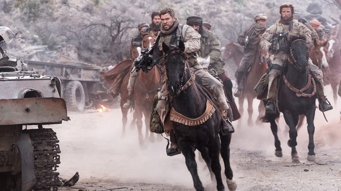 Fotograma cedido por Warner Bros. hoy, jueves 18 de enero de 2018, donde aparece el actor Chris Hemsworth en el papel del capitán Mitch Nelson, durante una escena de la película "12 Strong" que se perfila como una las novedades más relevantes en la cartelera para este fin de semana. EFE/David James/Warner Bros