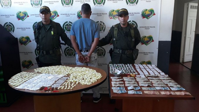FOTOS: Capturados tres sujetos en El Centro con más de 1.500 dosis de droga 6 Capturados_Centro_de_Medellin-1