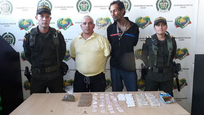FOTOS: Capturados tres sujetos en El Centro con más de 1.500 dosis de droga 5 Capturados_Centro_de_Medellin-2