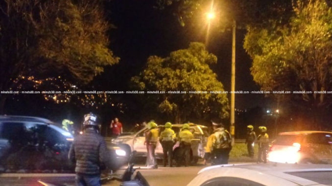 FOTOS: Robaron una camioneta y en la huida la volcaron en la vía y la dejaron con pérdida total 2 Hurto_Camioneta_1