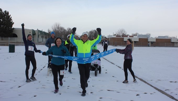 Fotografía de archivo personal que muestra al maestro retirado Kevin Follet y a sus acompañantes tras completar la meta de correr 160.000 kilómetros, el 23 de diciembre de 2017, en un campo de Fort Collins, al norte de Colorado (EE.UU.). EFEArchivo personal