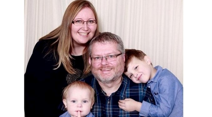 Lisa y Nick Leathard junto a sus hijos/ Tomada de Facebook: Lisa Leathard