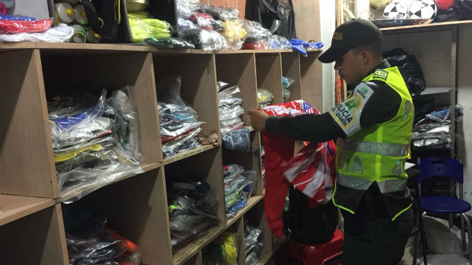 FOTOS: En Medellín, Bello, Envigado, itagüí, Caldas y La Ceja incautaron mercancía de contrabando 4 Polfa_2.jpg
