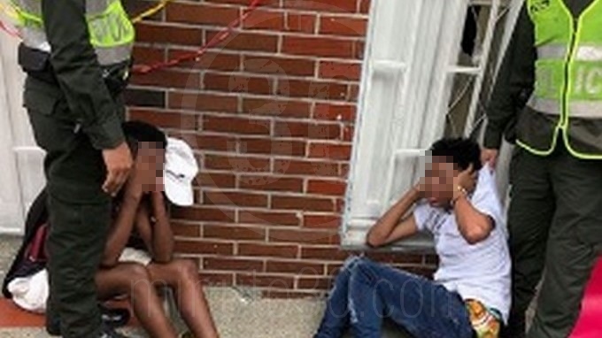EN FOTO: Cogieron a dos presuntos ladrones, la comunidad intentó pegarles 1 Presuntos ladrones por el barrio Las Palmas