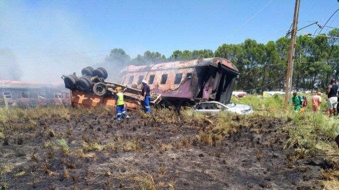 Al menos 4 muertos y 100 heridos en un accidente de tren en Sudáfrica