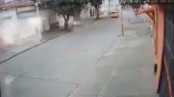 En video quedó registrado el momento en que lanzan granada en Cali que dejó dos heridos